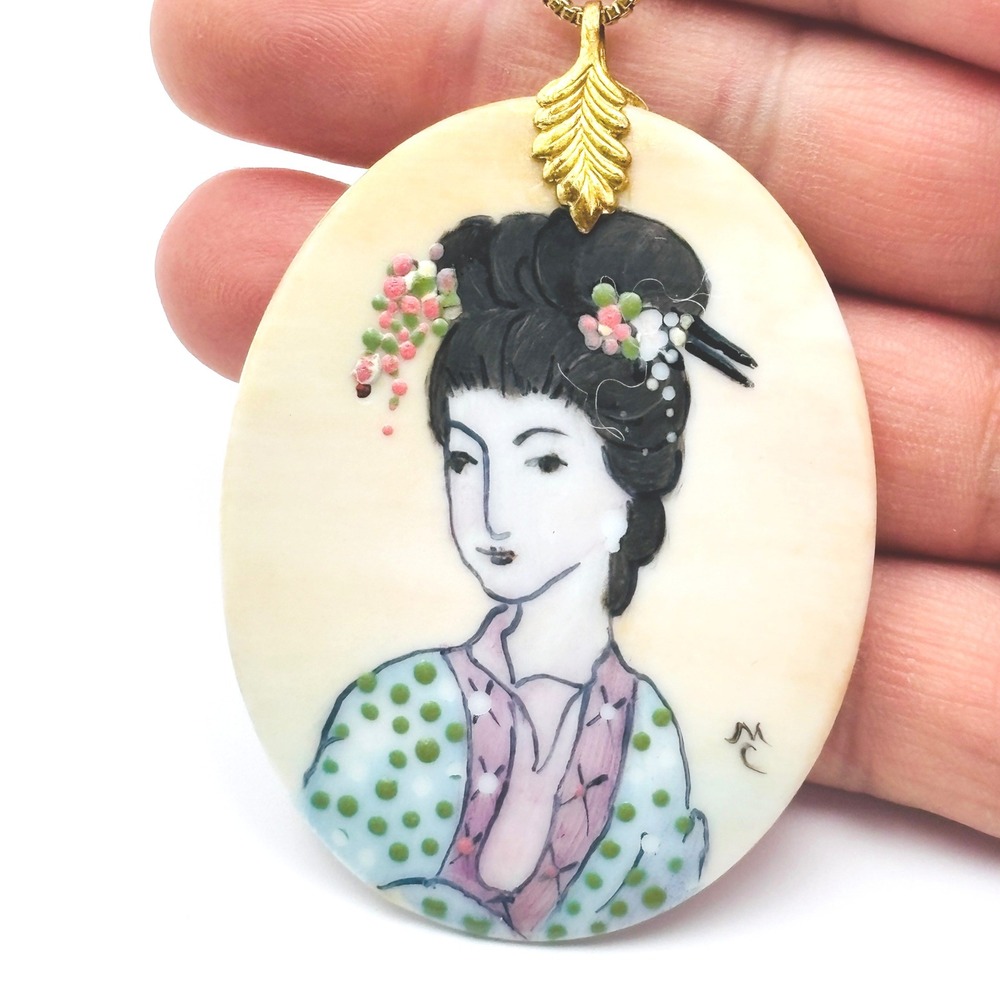 Antique Hand Painted Japanese Geisha Portrait Oval Pendant Necklace Gold Tone MC